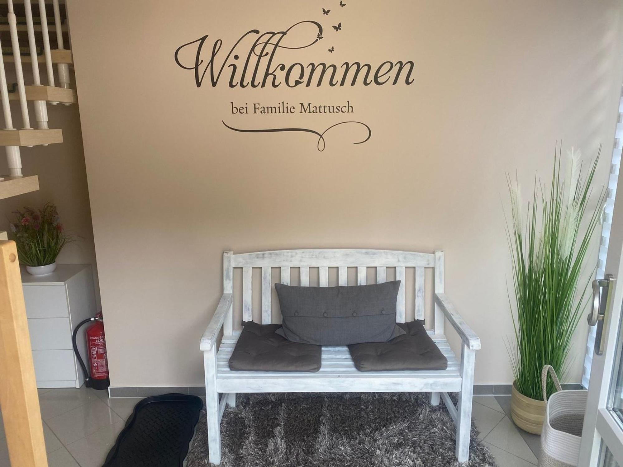Ferienwohnung Am Waldesrand - Garten, Terrasse, Grill, Luftkuehler, Massagesessel, Kinderspielecke, Spielekonsole Cottbus Exterior photo