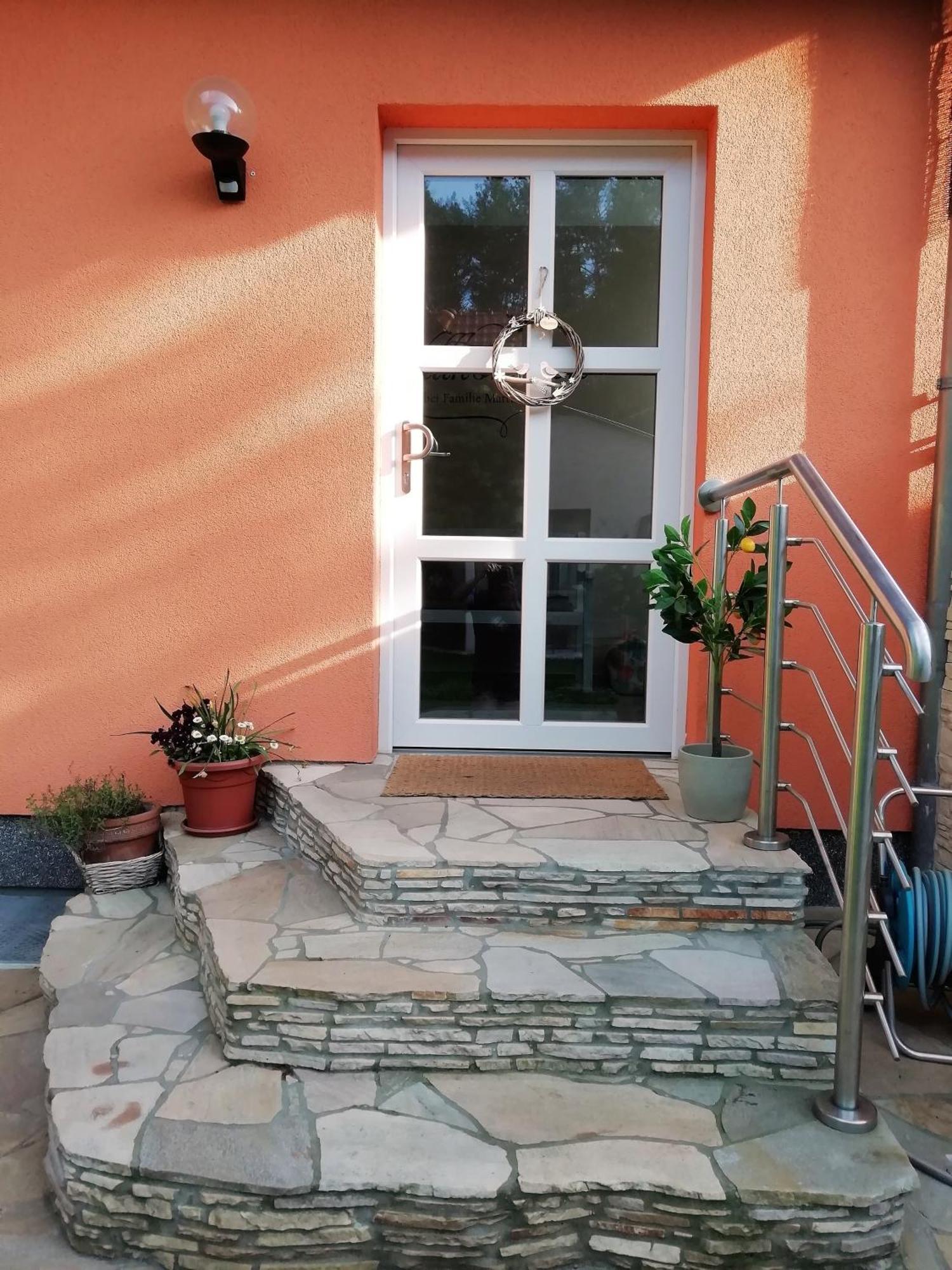 Ferienwohnung Am Waldesrand - Garten, Terrasse, Grill, Luftkuehler, Massagesessel, Kinderspielecke, Spielekonsole Cottbus Exterior photo